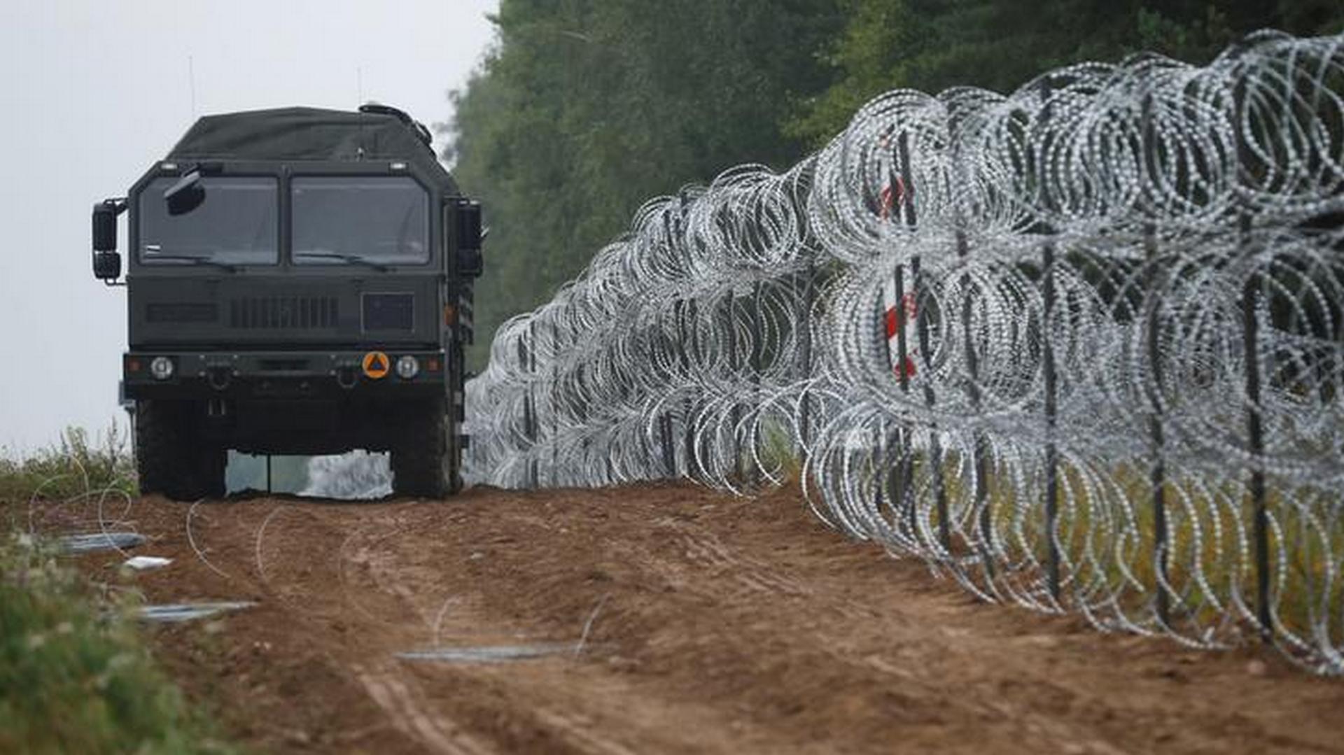 У Польщі розливають гній уздовж кордону з Білоруссю, щоб відлякати мігрантів-мусульман