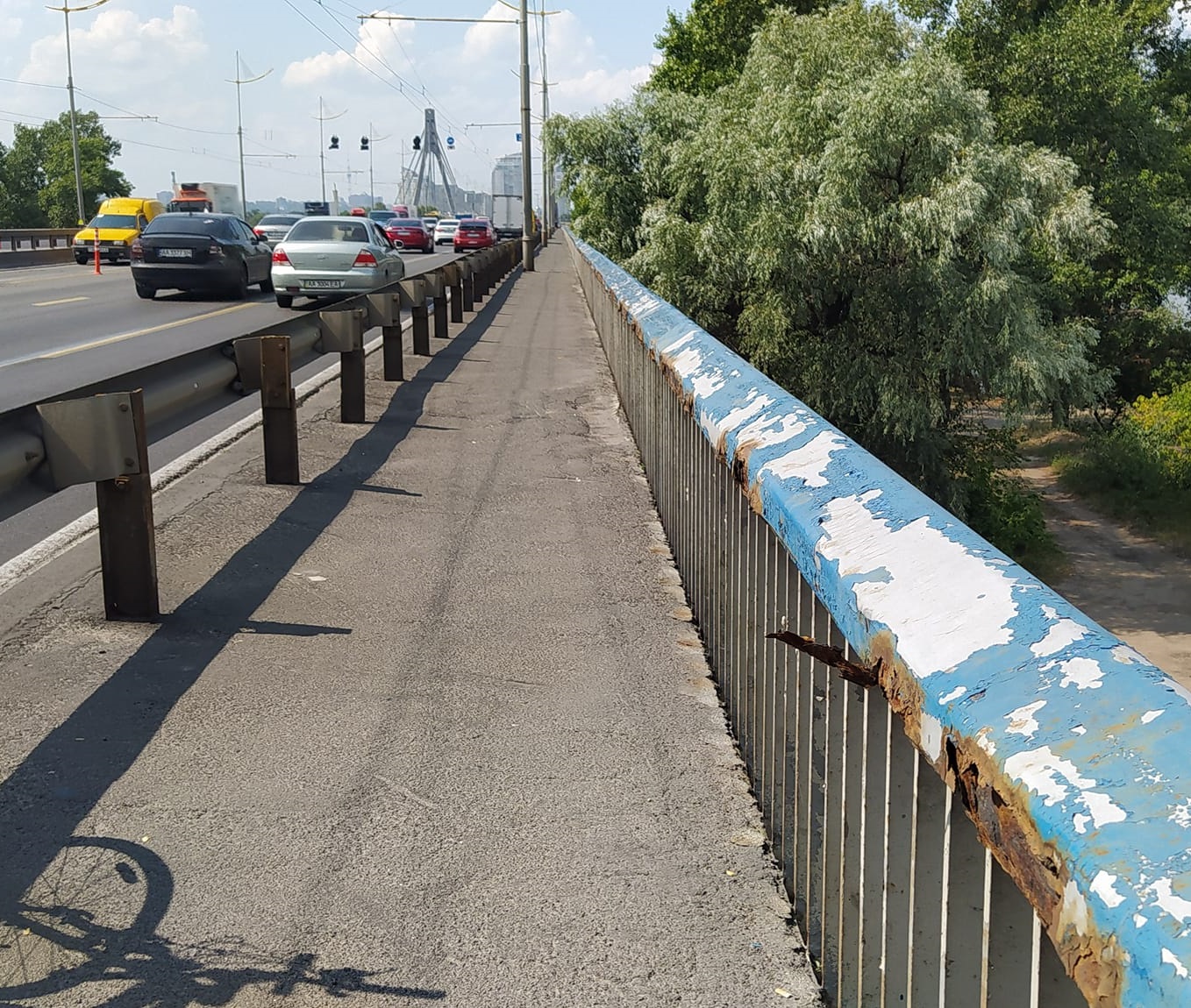 На Северном мосту в Киеве введены ограничения по массе. Причина – в мосту через Десенку