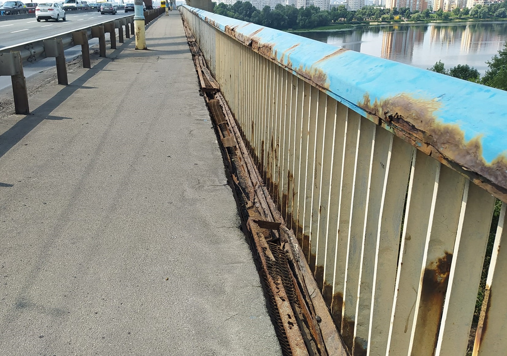 На Северном мосту в Киеве введены ограничения по массе. Причина – в мосту через Десенку
