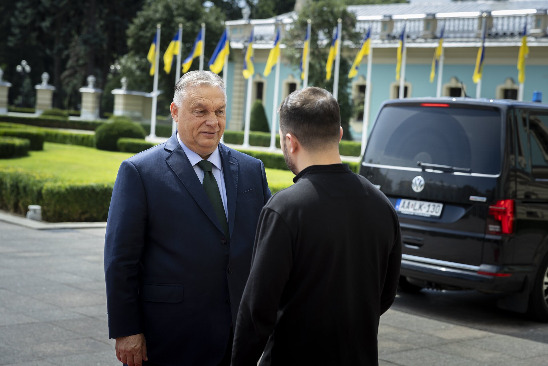 Орбан та Зеленський (Фото: EPA-EFE/SERGEY DOLZHENKO)