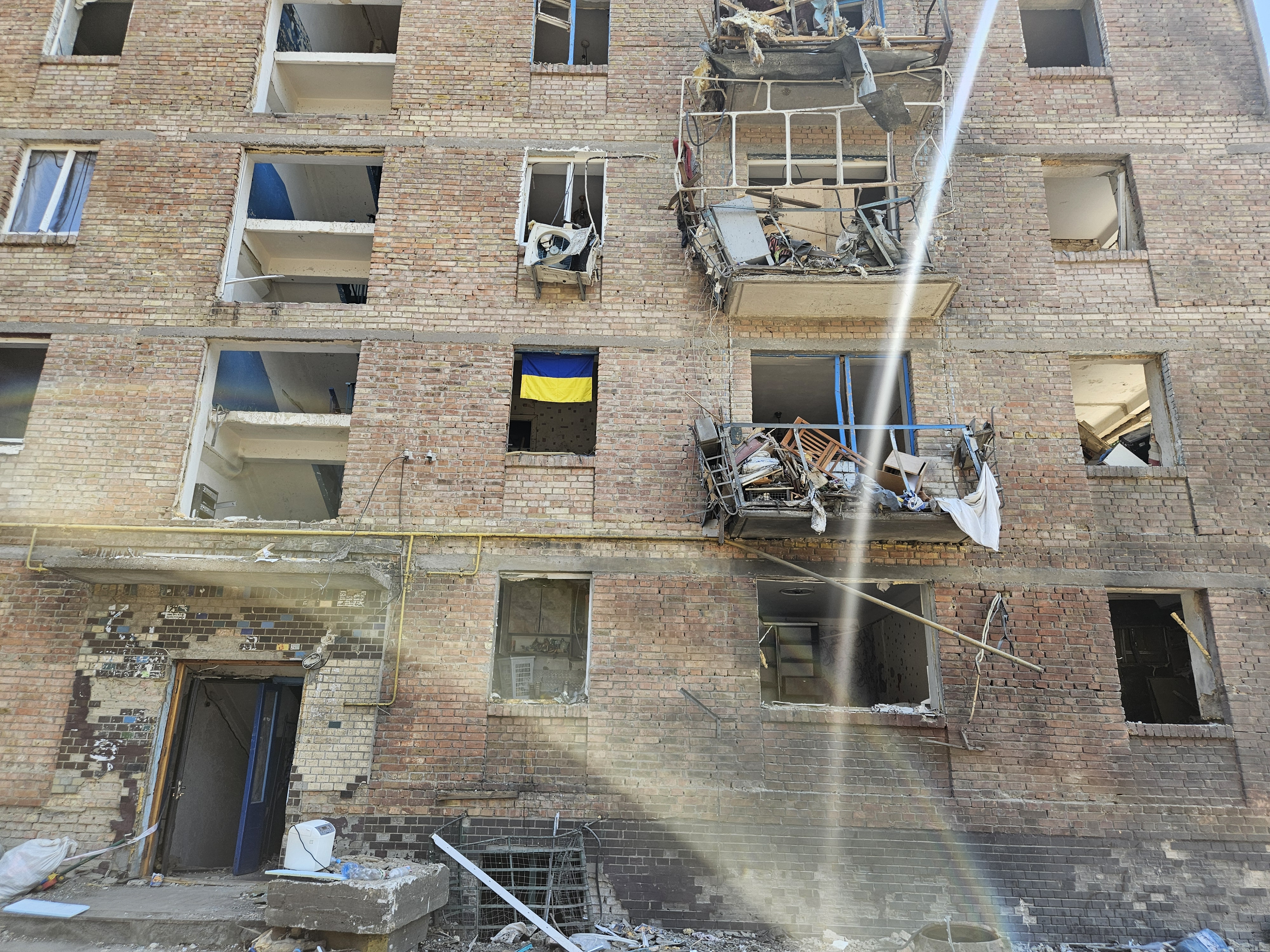 Фото LIGA.net руїн на Сирці, де було найбільше за війну вбитих Росією в одному будинку в Києві