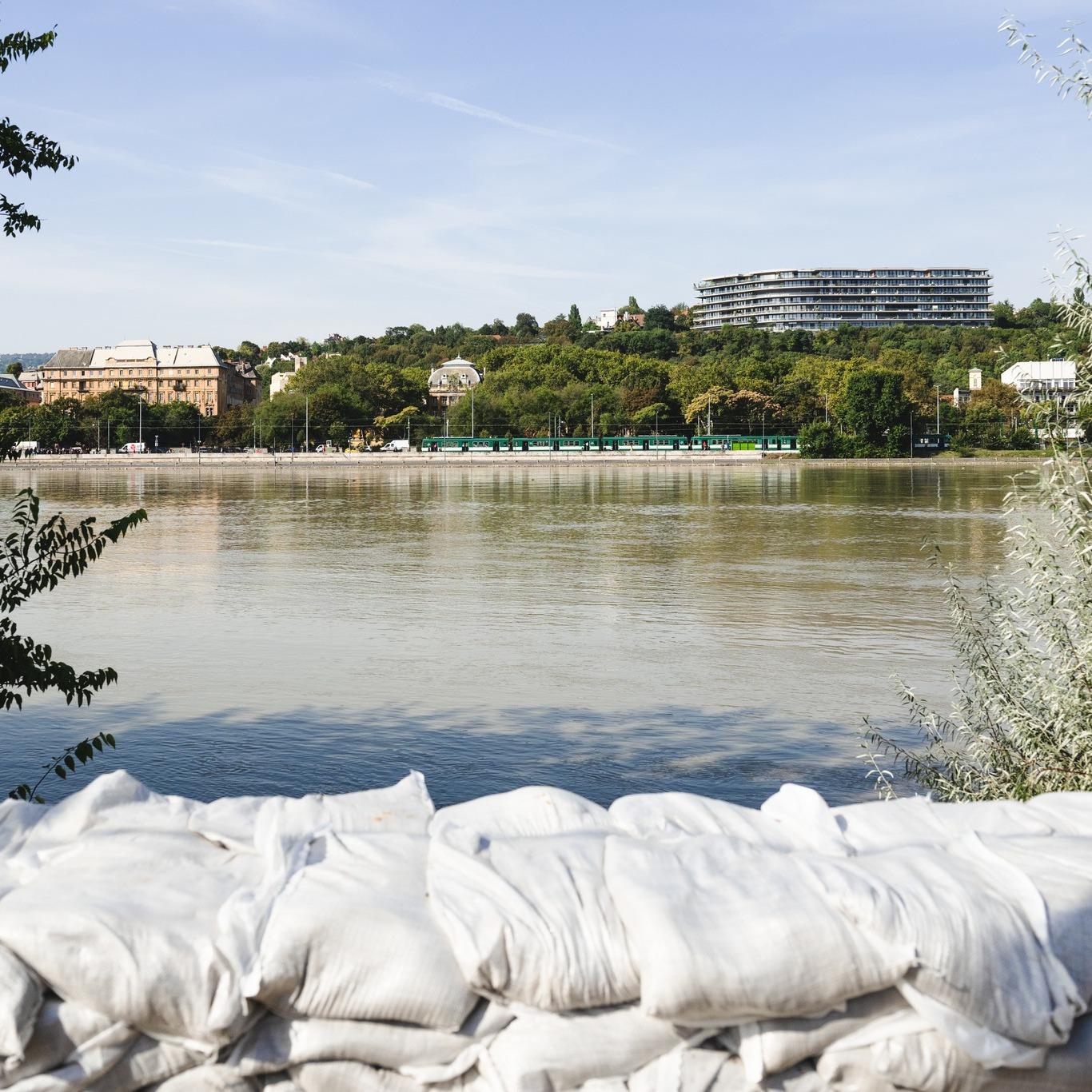 У Будапешті Дунай вийшов з берегів: вода підступила до будівлі парламенту – фото, відео