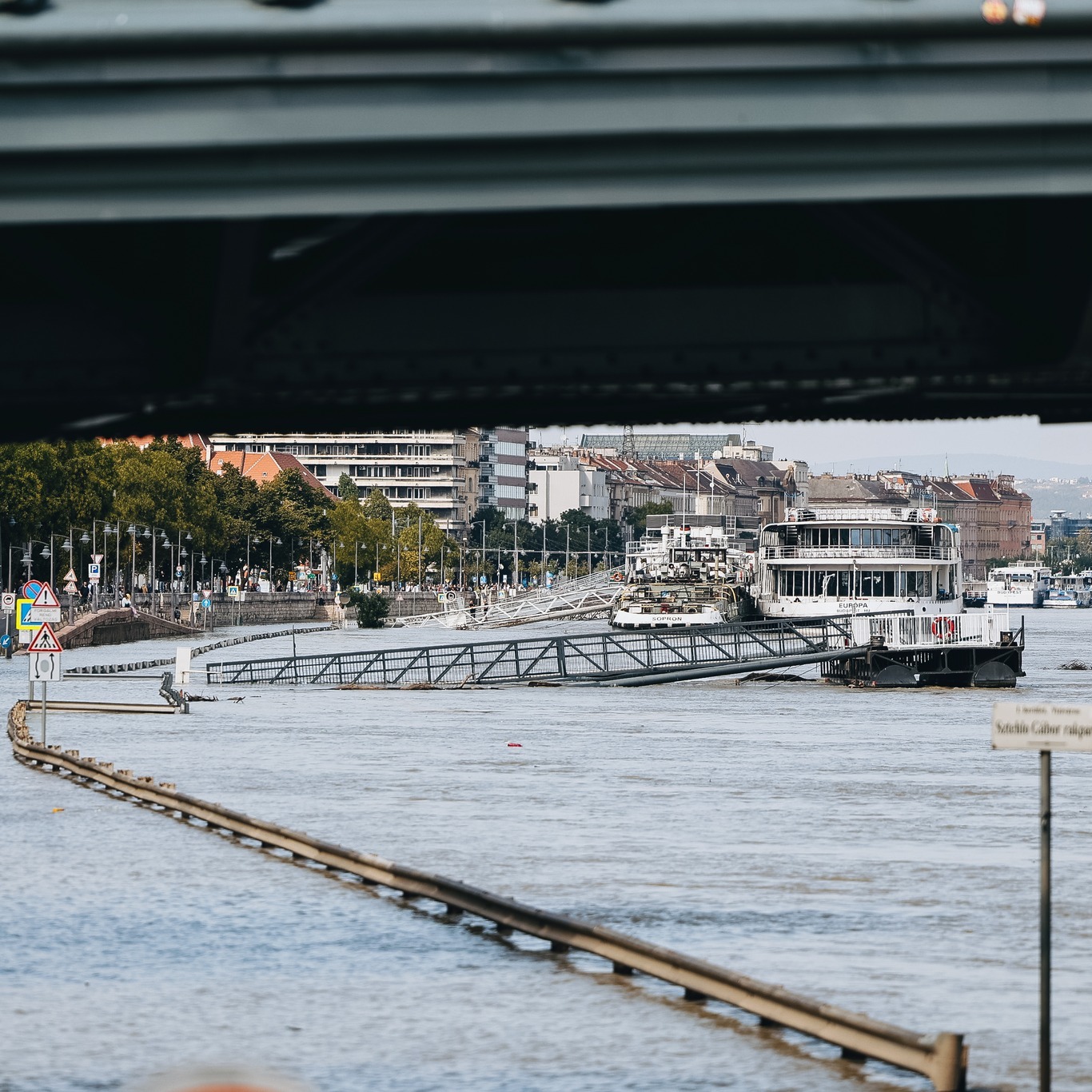 У Будапешті Дунай вийшов з берегів: вода підступила до будівлі парламенту – фото, відео