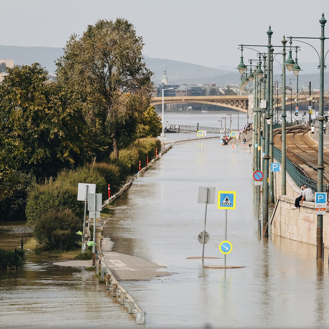 У Будапешті Дунай вийшов з берегів: вода підступила до будівлі парламенту – фото, відео