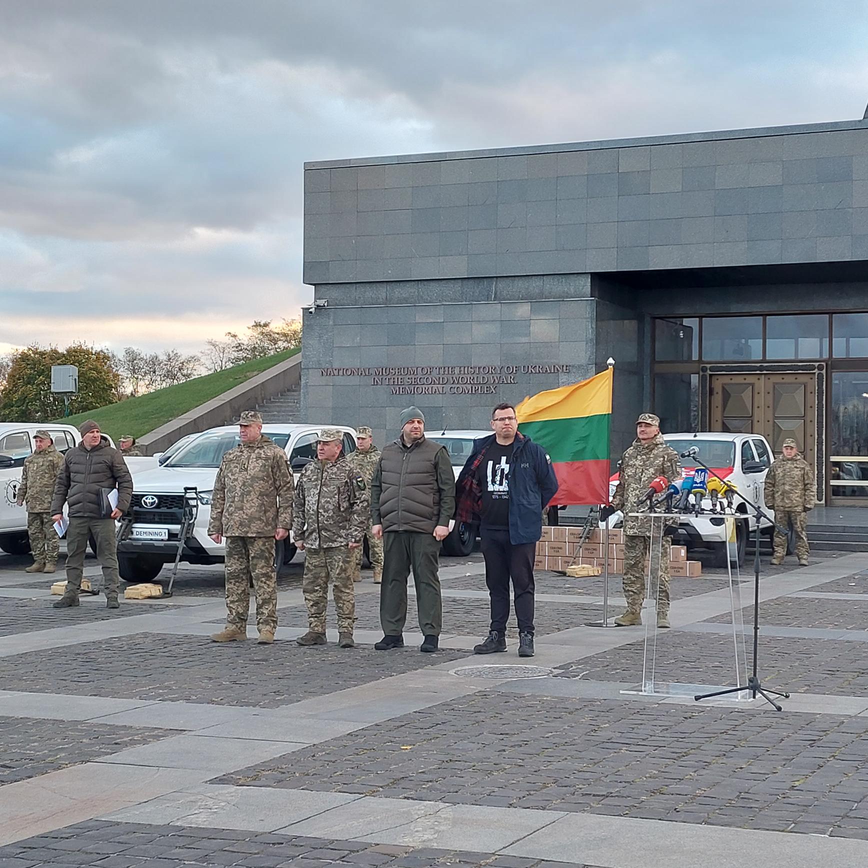 Коаліція з розмінування. Литва передала першу партію пікапів та металошукачів