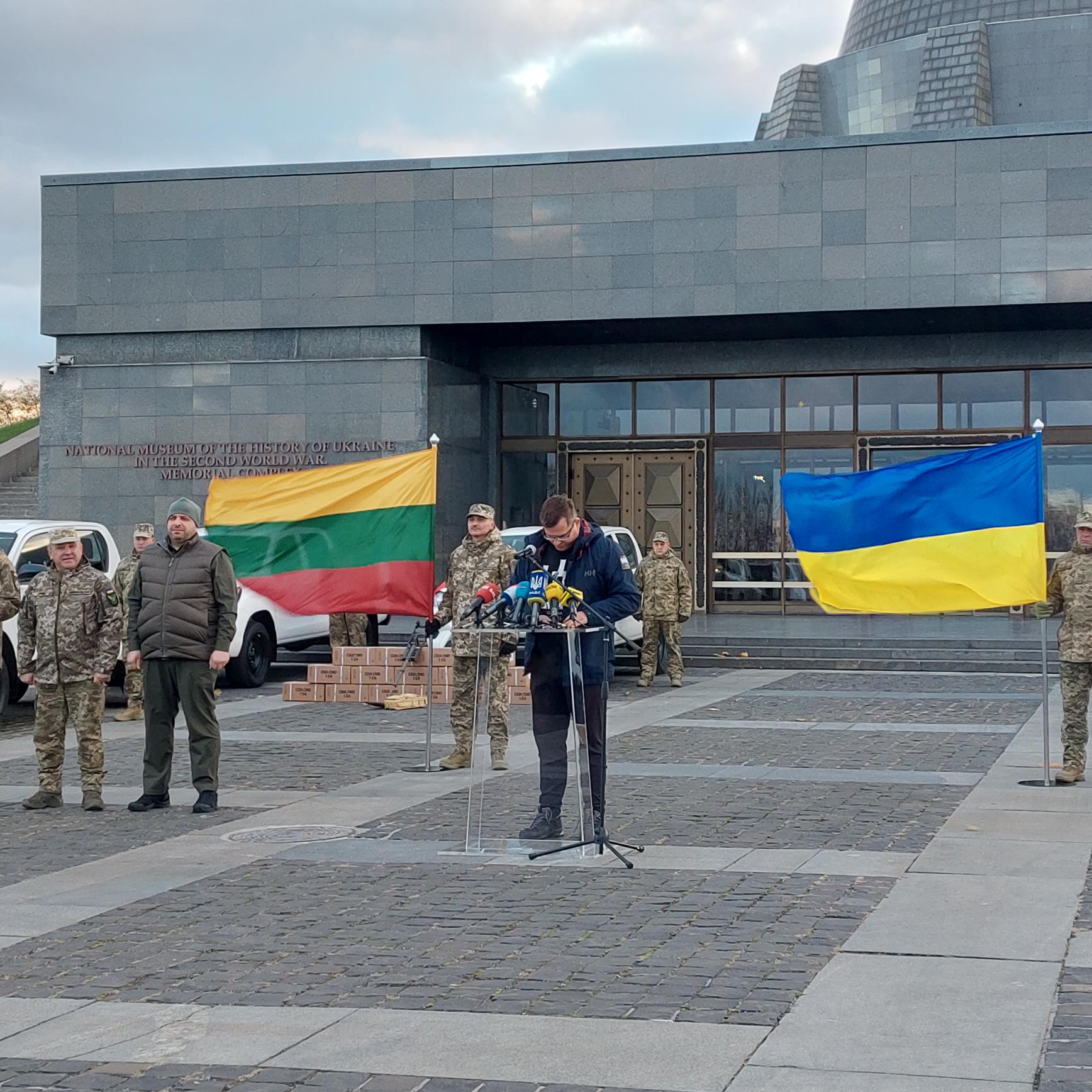 Коаліція з розмінування. Литва передала першу партію пікапів та металошукачів