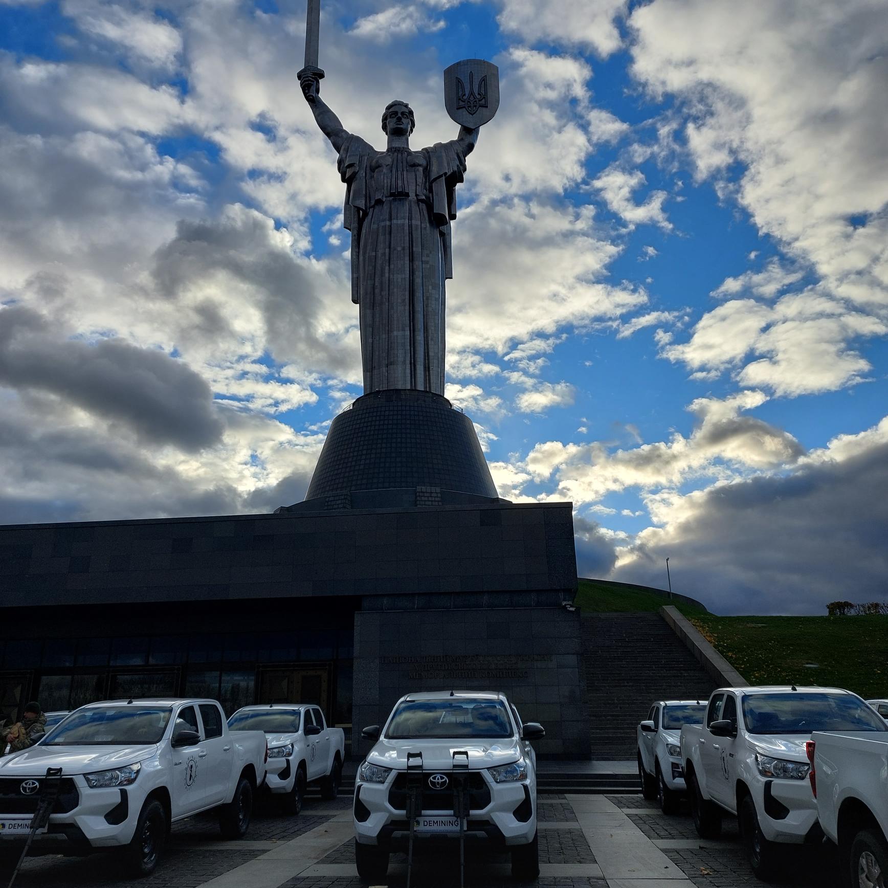 Коаліція з розмінування. Литва передала першу партію пікапів та металошукачів