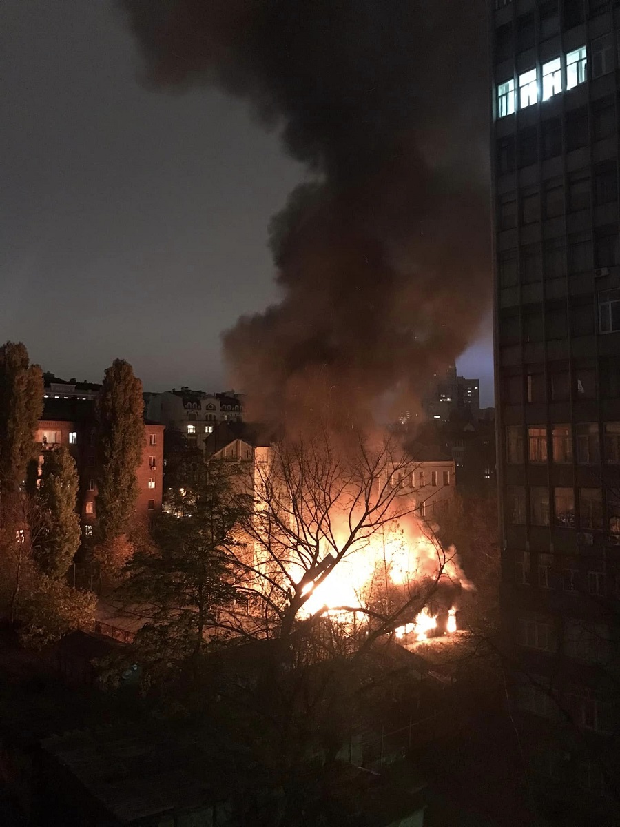 В центре Киева горело здание рядом с гуманитарным корпусом УГУ им. Драгоманова – фото