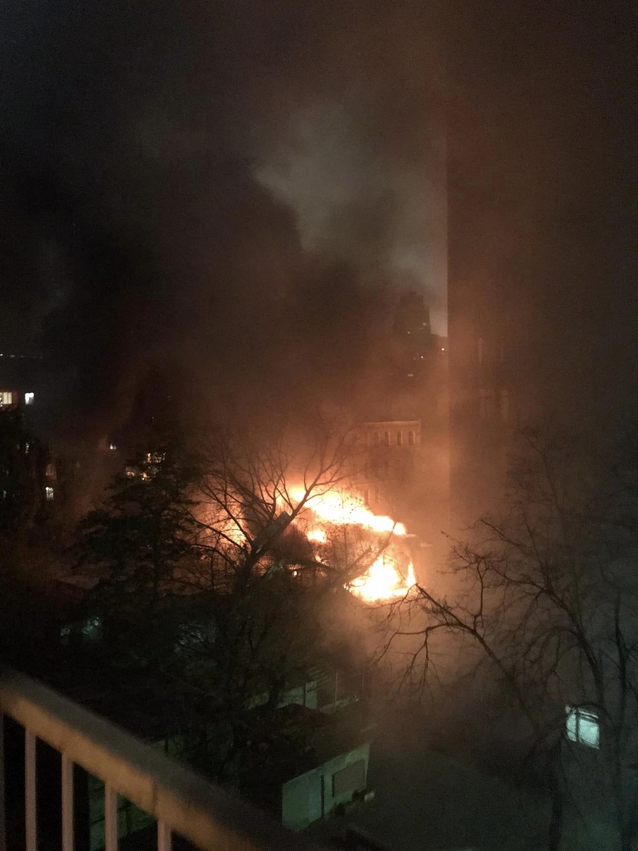 В центре Киева горело здание рядом с гуманитарным корпусом УГУ им. Драгоманова – фото