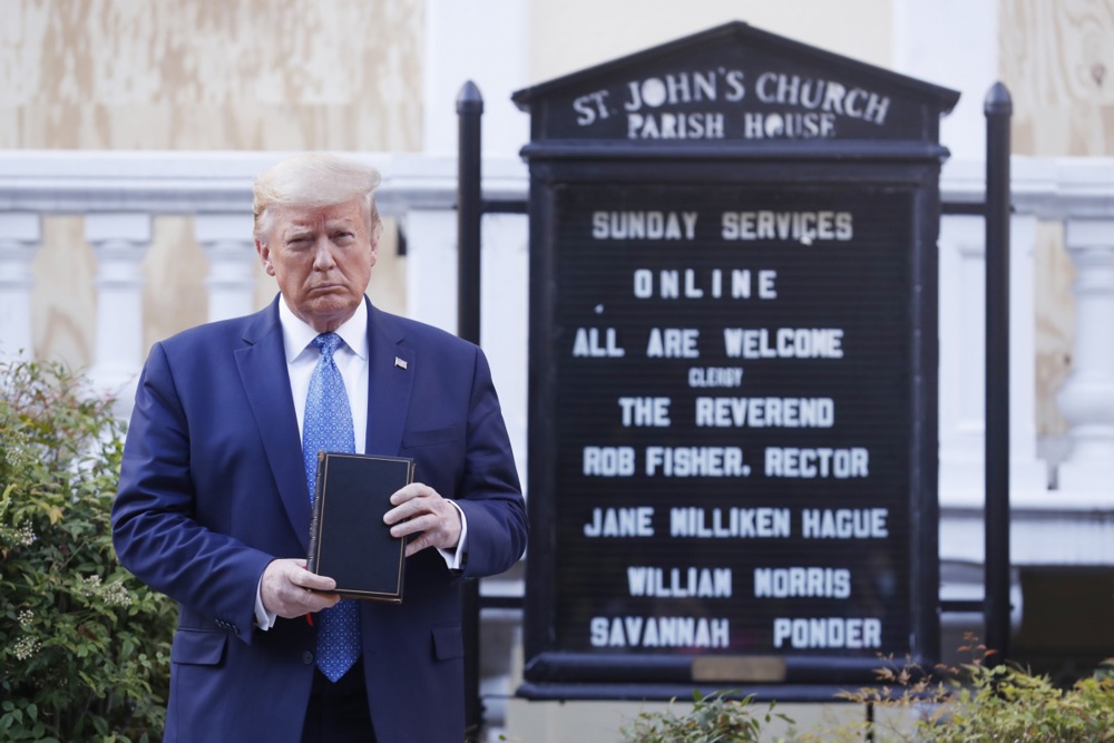 Трамп позує з Біблією біля єпископальної церкви Святого Іоанна (Фото: ЕРА/SHAWN THEW)