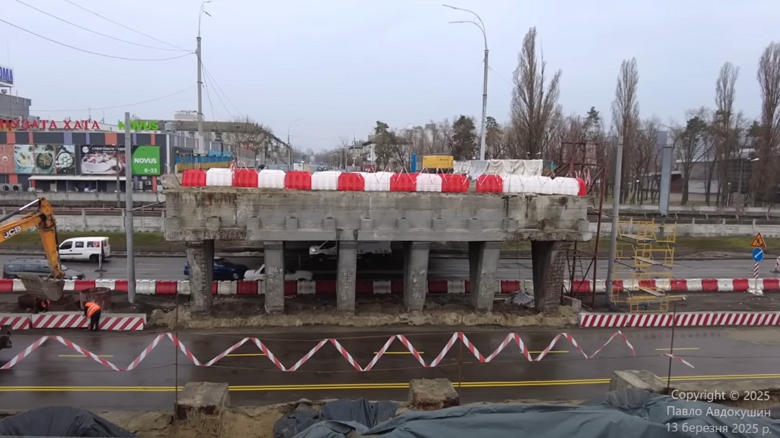 В Киеве во время демонтажа моста повредили колею метро. Пришлось закрыть шесть станций