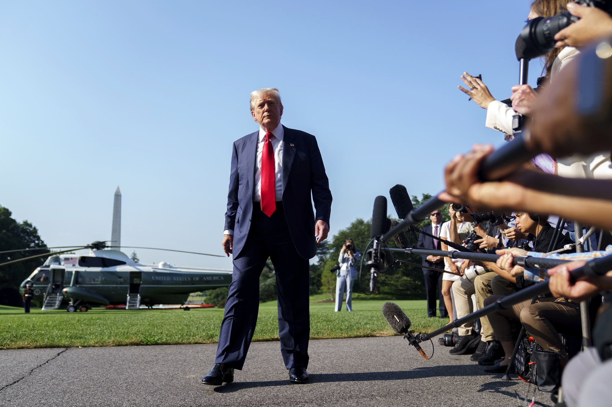 Politico: Иностранные лидеры звонят Трампу на личный номер, чтобы быть в благосклонности